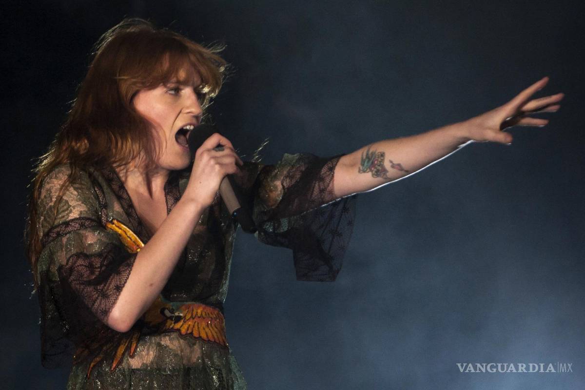 $!La cantante Florence Welch, líder de la banda inglesa Florence and the Machine, vuelve a sus raíces maximalistas, señala.
