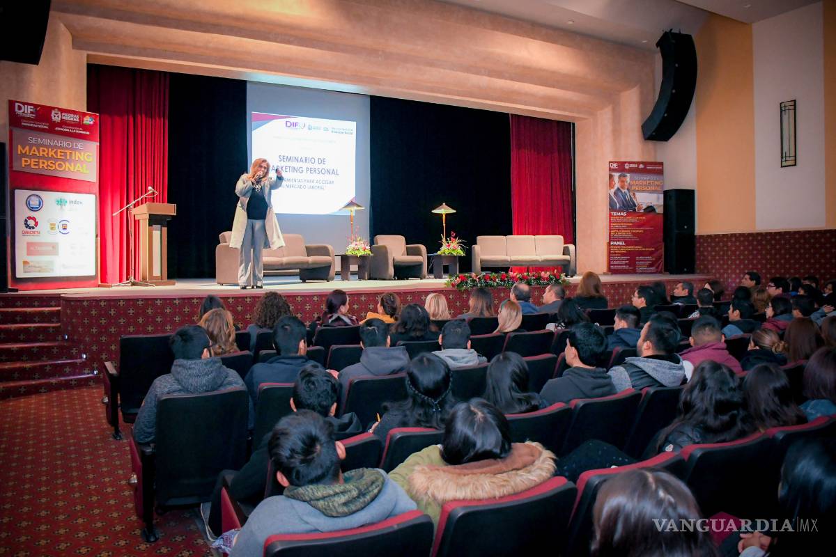 Asisten jóvenes de Piedras Negras al seminario de “Marketing Personal”