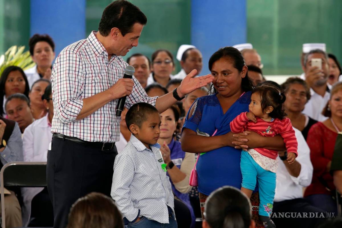 $!Peña Nieto pide a damnificados que no gasten los apoyos en "una buena cerveza"