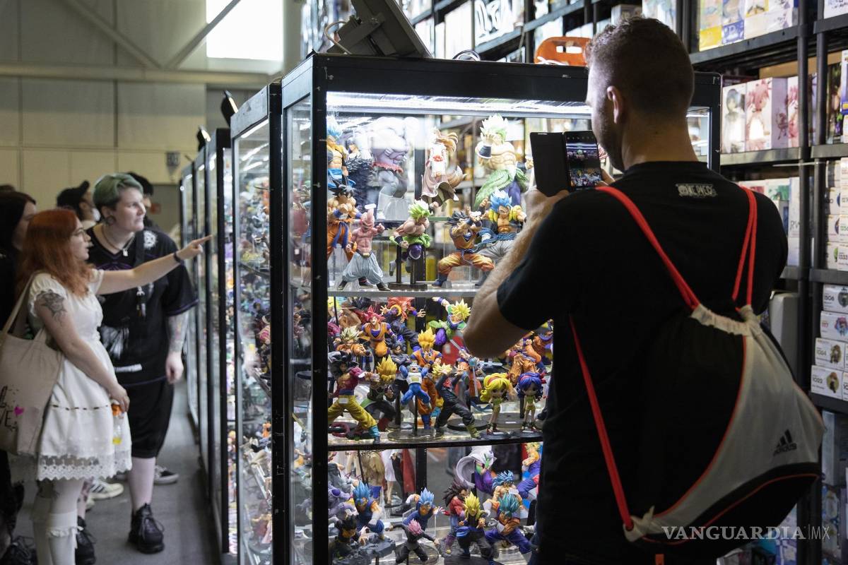 $!Los visitantes miran figuras en miniatura de personajes de cómic en la convención ‘Fantasy Basel - The Swiss Comic Con 2021’ en Basilea, Suiza. EFE/EPA/Peter Klaunzer