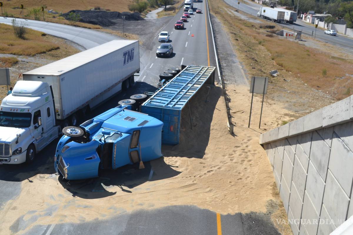 Vuelca cerca de su destino camión cargado con sorgo