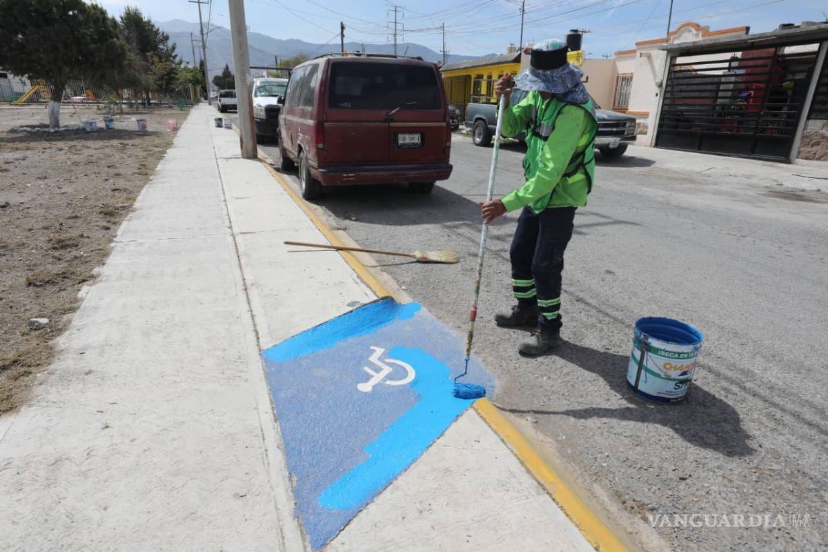 $!Personal municipal intervino diversas colonias del oriente de Saltillo con trabajos de limpieza, retiro de escombro y señalización de cruces peatonales como parte de los programas de mantenimiento urbano.