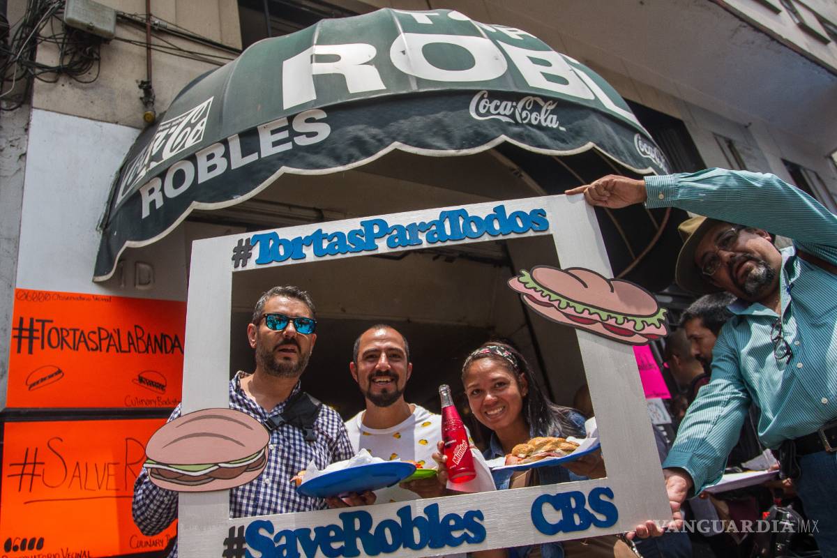 Comen tortas para salvar histórico negocio en la Ciudad de México