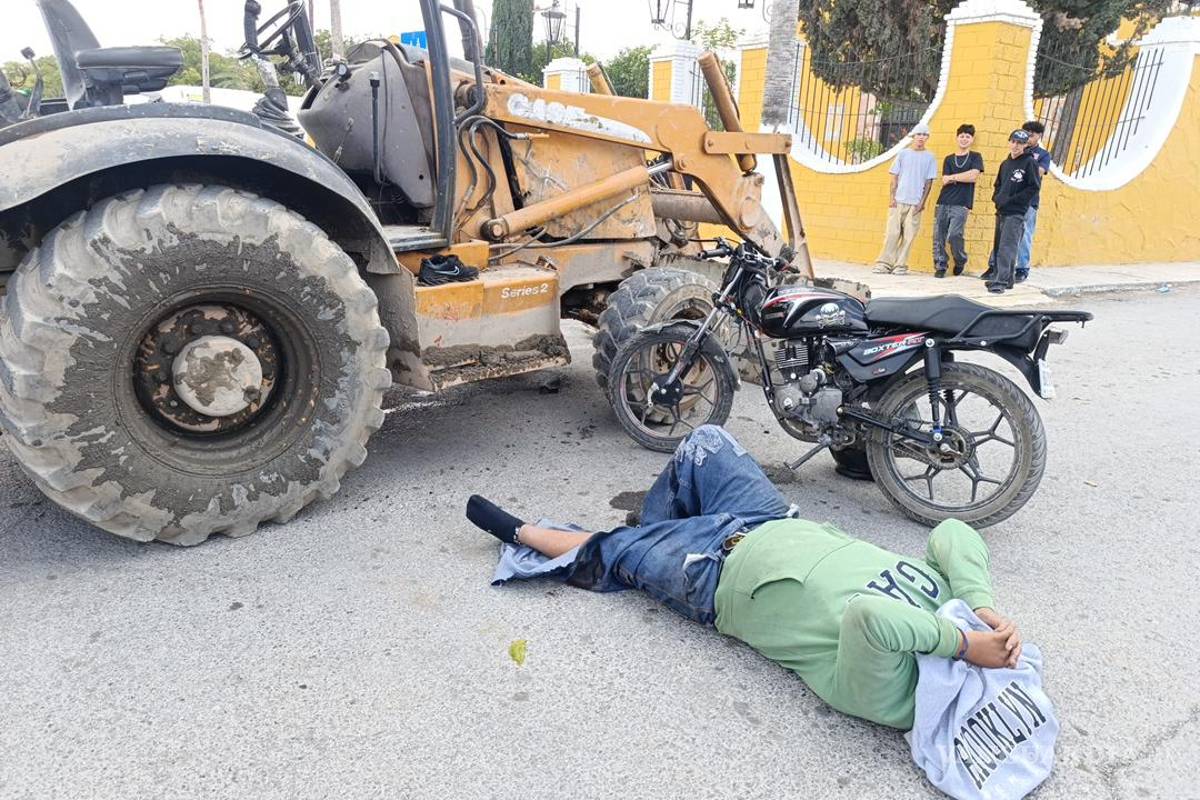 Choca menor en moto contra máquina que le quitó el paso en Parras; resulta lesionado