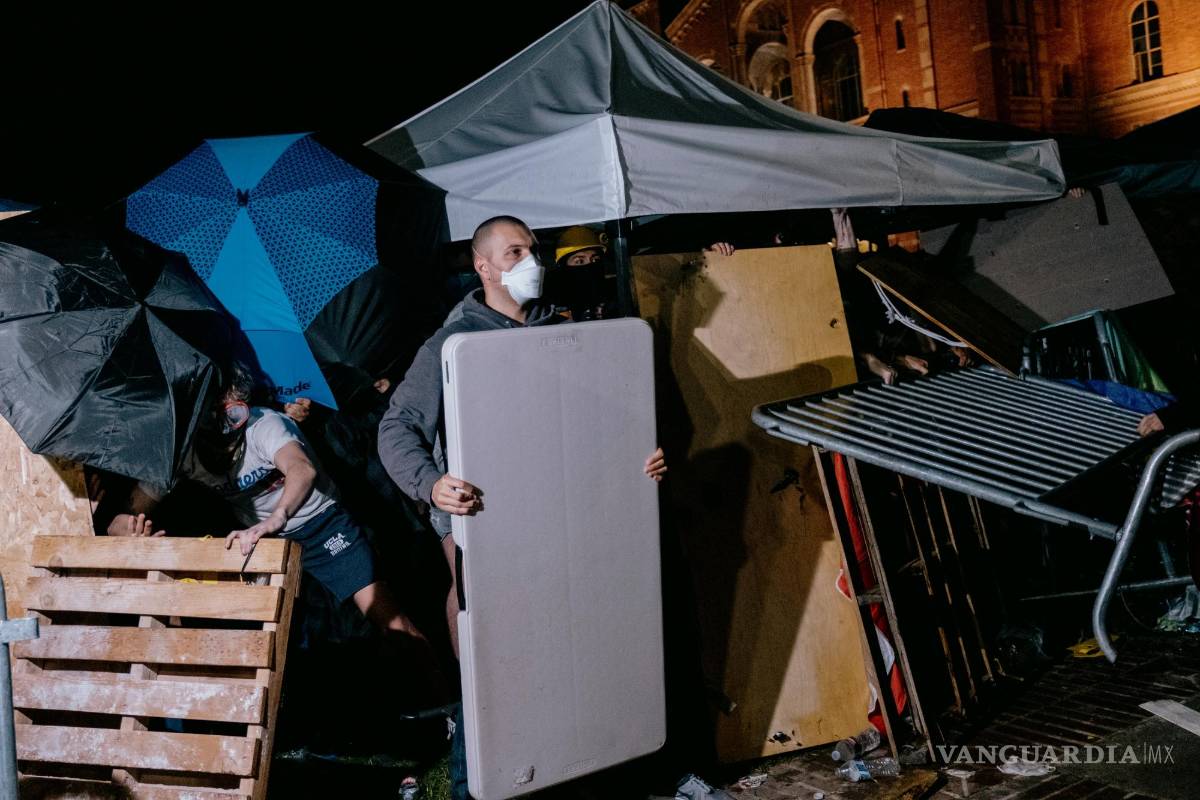 $!Manifestantes pro palestinos y contramanifestantes se enfrentan en el lugar de un campamento en el campus de la Universidad de California en Los Ángeles.