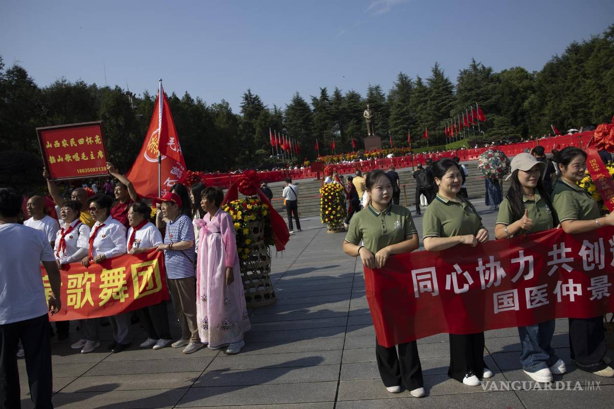 $!Personas asisten a las conmemoraciones del 50.º aniversario de la muerte de Mao Zedong en la plaza Mao Zedong de Shaoshan, China.