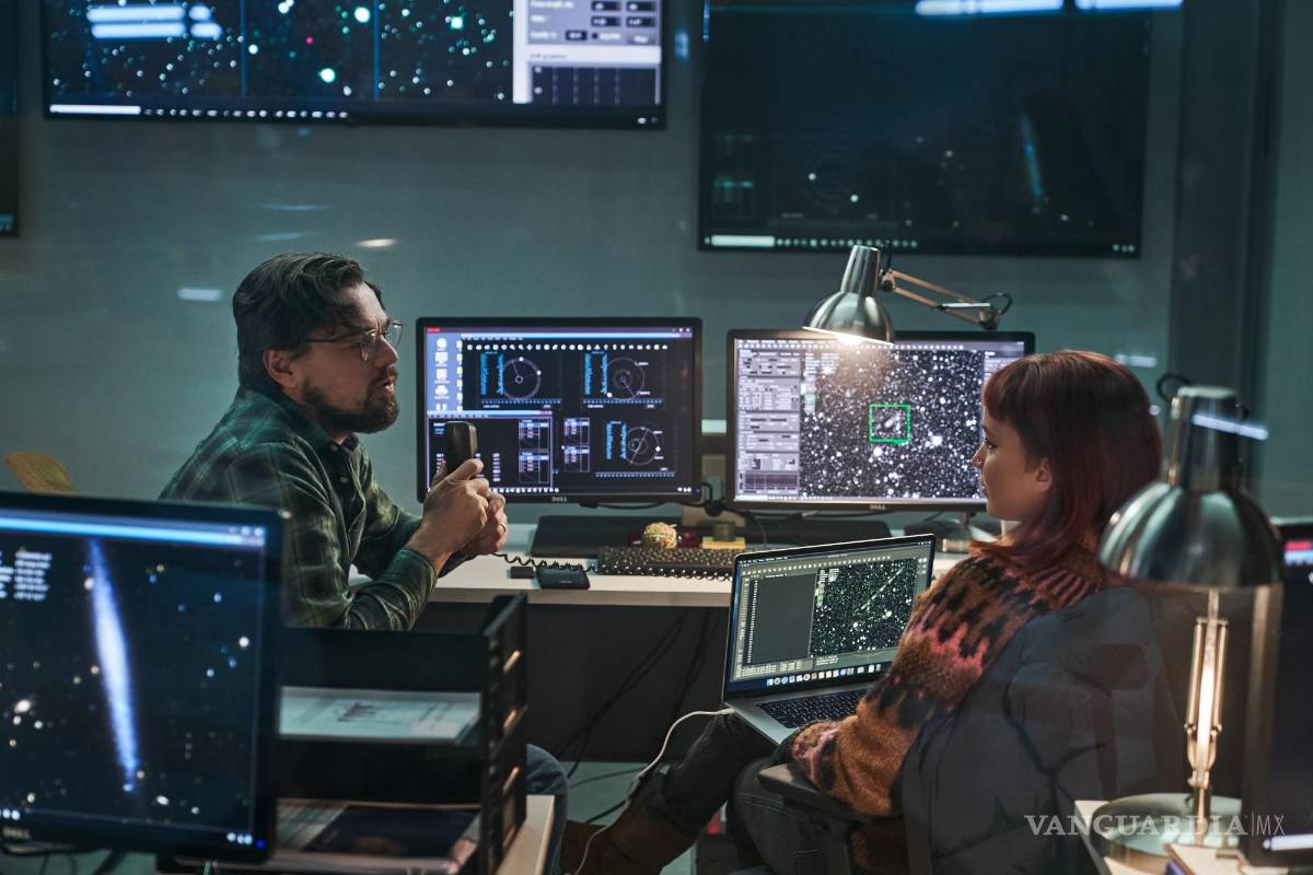 $!La historia tiene que ver con la revelación del científico que interpreta Leonardo DiCaprio y la astrónoma que representa Jennifer Lawrence al haber descubierto un cometa que puede destruir el planeta entero.