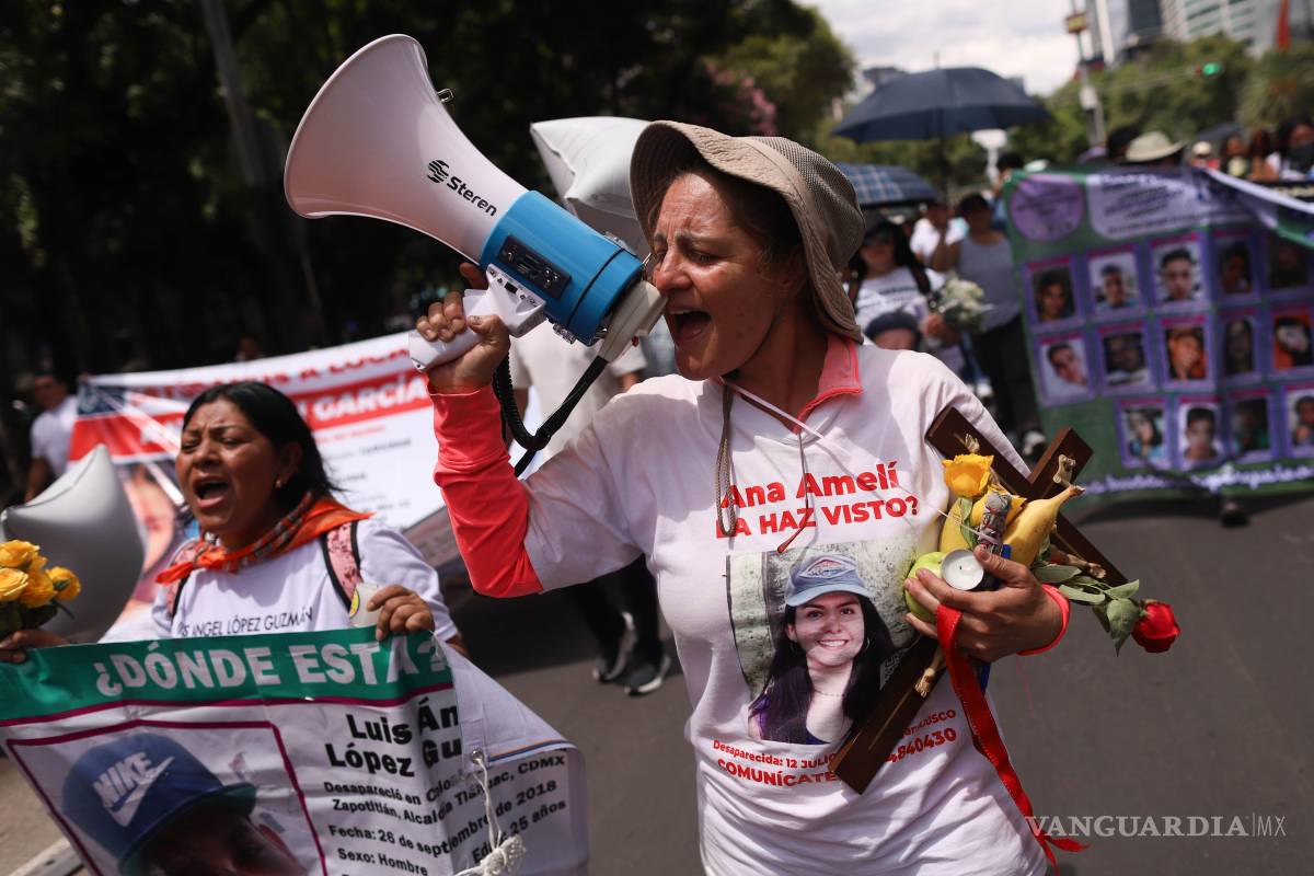 $!CIUDAD DE MÉXICO, 12 JULIO 2026. Vanessa Gámez, madre de Ana Ameli García Gamez, acompañada de familiares y diferentes colectivos, exigió justicia a un año de la desaparición forzada de su hija en una caminata en dirección hacia el Ángel de la Independencia. Ana Ameli de 19 años, fue vista por última vez haciendo senderismo en el Pico del Águila en la zona del Ajusco en la alcaldía Tlalpan.