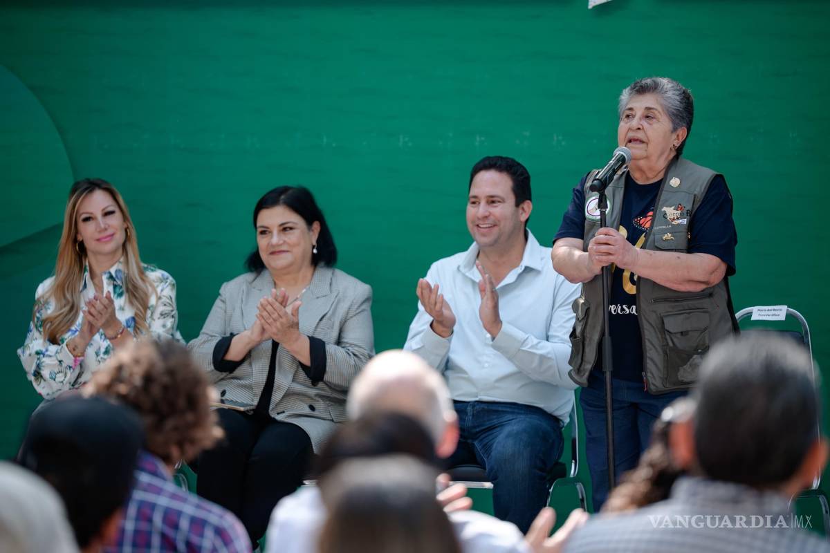 $!María Ulloa recibió el premio en la categoría de educación ambiental por su compromiso con la formación de una ciudadanía consciente, a través de talleres y acciones comunitarias.