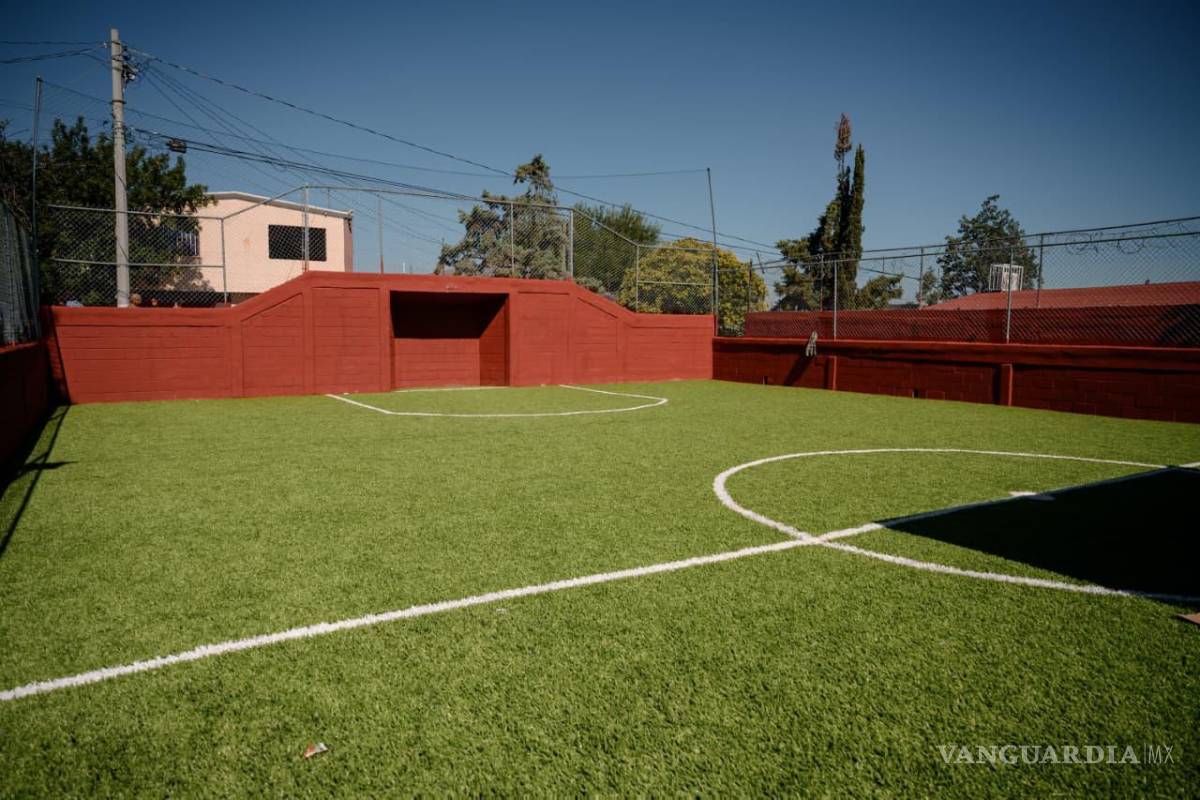 $!En la cancha se instaló pasto sintético, nueva malla ciclónica, pintura y se rehabilitaron luminarias para uso nocturno.