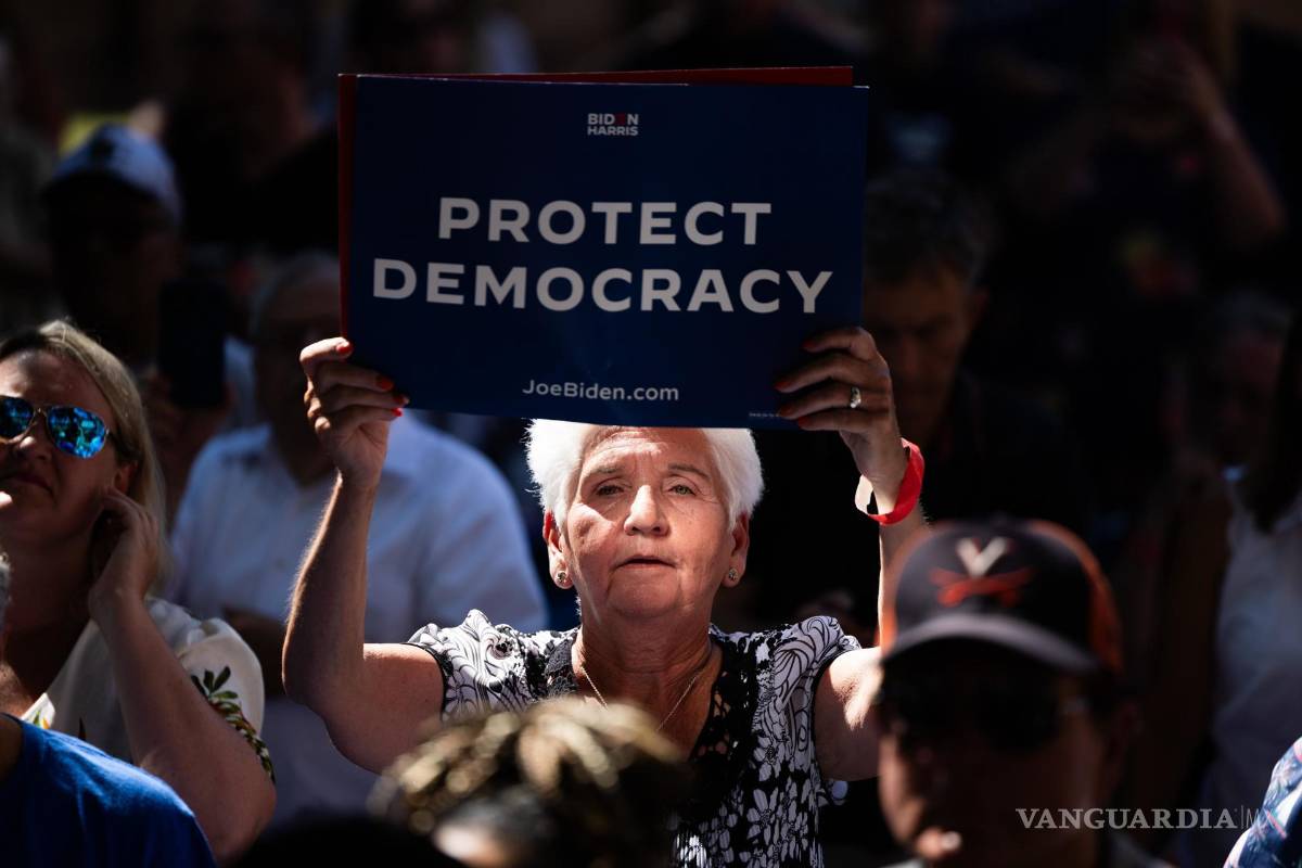 $!Un asistente escucha al presidente estadounidense Joe Biden mientras en un sindicato de AFSCME en Harrisburg, Pensilvania.