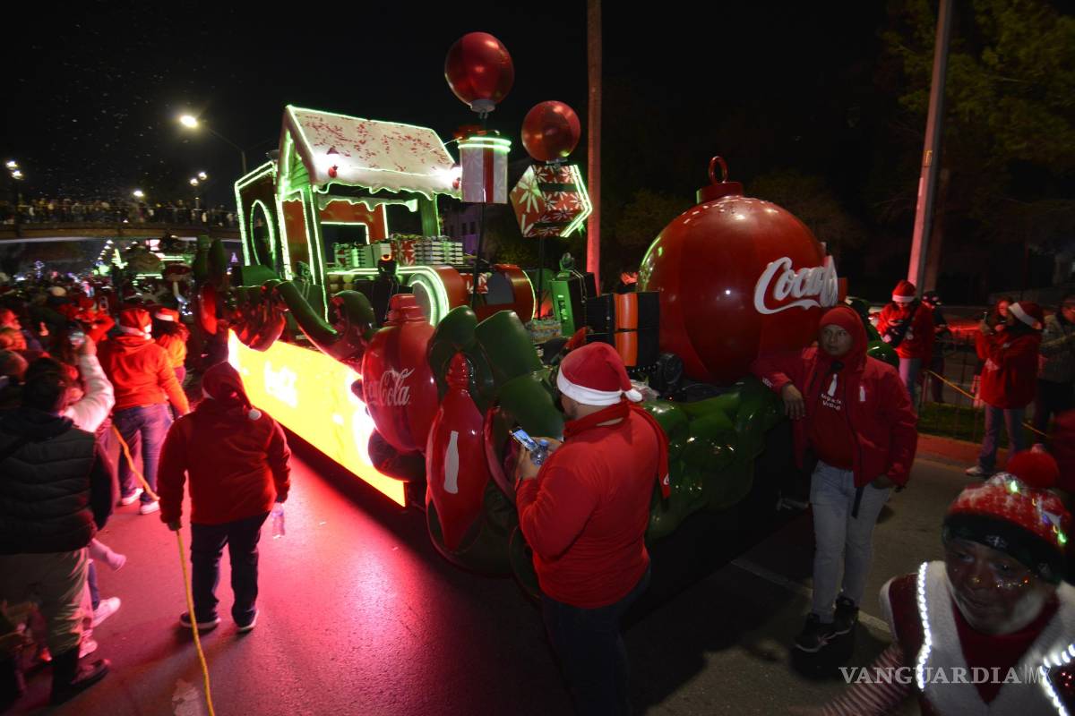 $!Disfrutan saltillenses de Caravana Coca Cola 2023