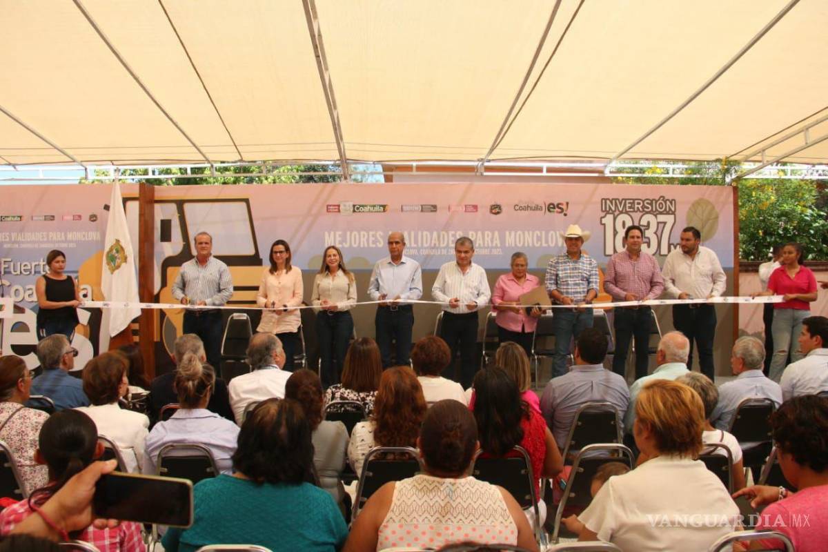 $!El Mandatario estatal en Sacramento, Coahuila, cortando el listón de nuevas calles pavimentadas que brindan seguridad y comodidad a los residentes.