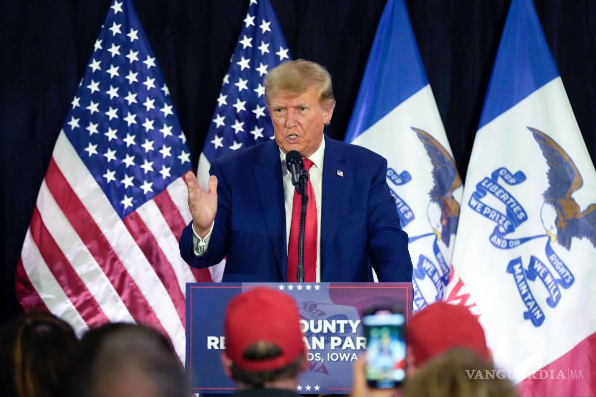 $!El expresidente Donald Trump visita a los voluntarios de la campaña en Elks Lodge en Cedar Rapids, Iowa.