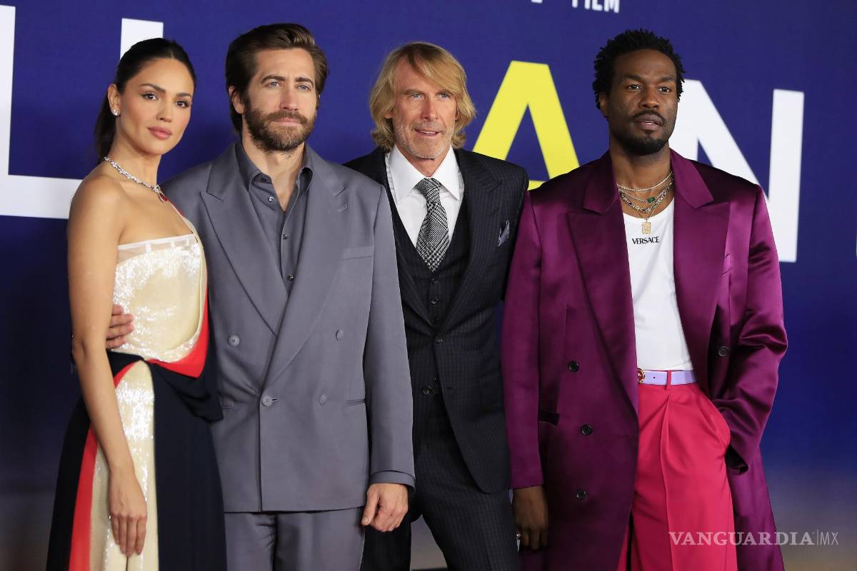 $!Eiza Gonzalez, Jake Gyllenhaal, Michael Bay, Yahya Abdul-Mateen II en la premiere de Ambulance en Los Angeles, California.