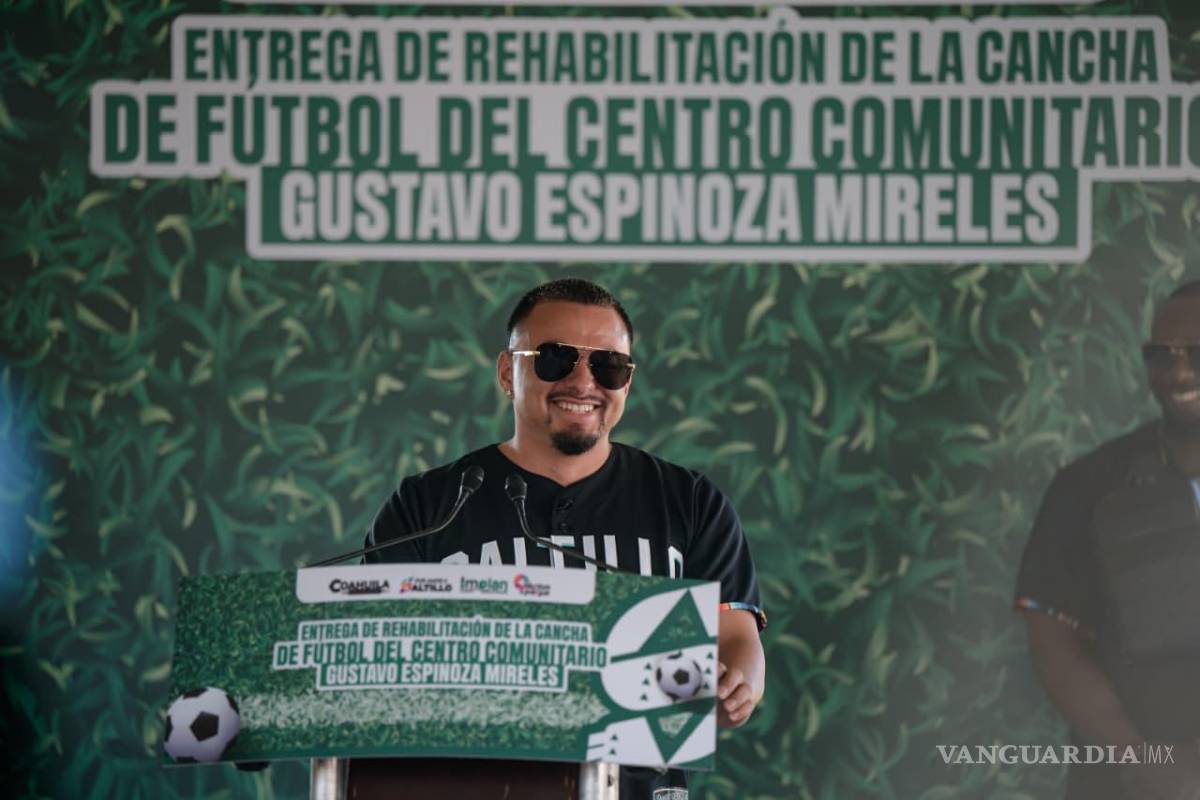 $!El empresario Christopher Delgado realizó la donación que permitió concretar la rehabilitación de la cancha.