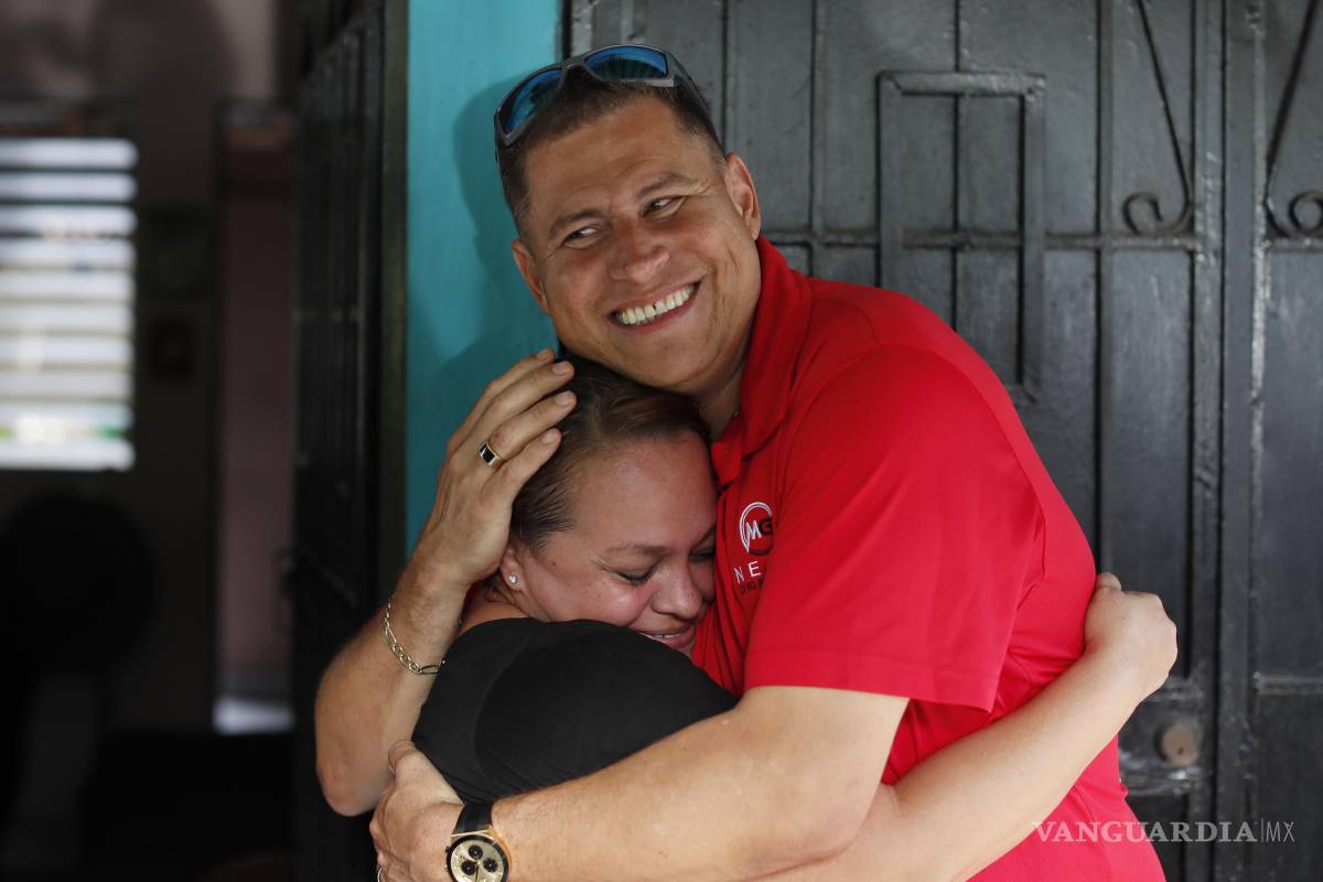 $!Mario Guevara saluda a su sobrina Ani Sáenz en Apopa, El Salvador.