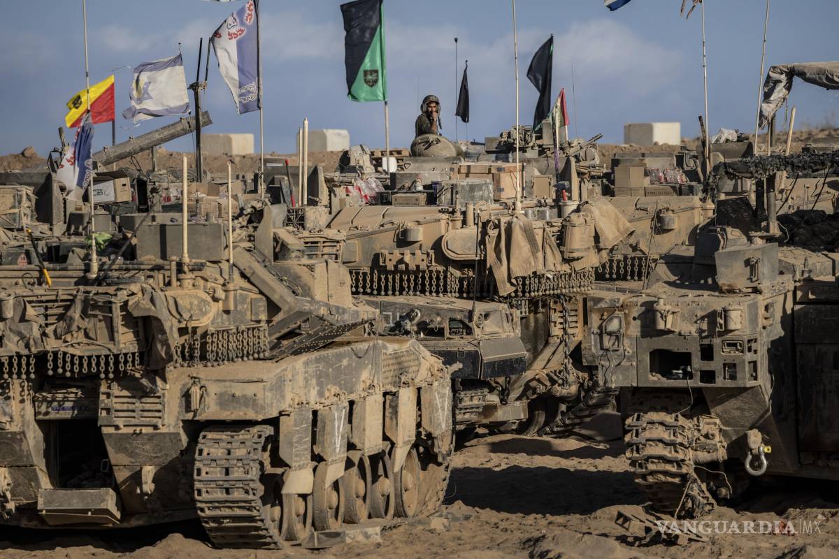 $!Tanques y vehículos blindados israelíes esperan en una zona de preparación cerca de la frontera con la Franja de Gaza en Israel.