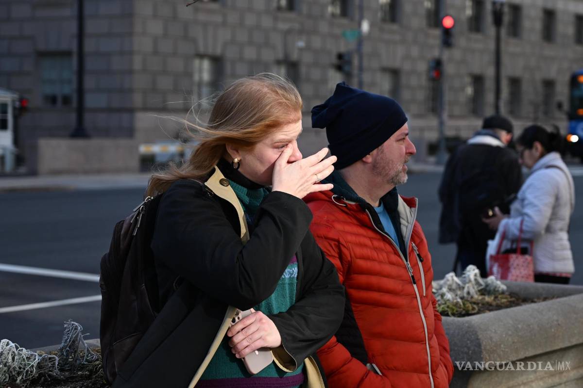 $!Una ex redactor de discursos de la USAID que fue despedido recientemente se seca una lágrima en Washington,