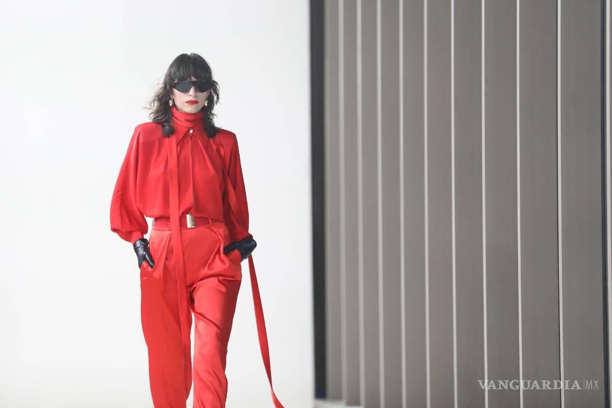 $!Modelos lucen creaciones del diseñador mexicano Alfredo Martínez en el segundo día de actividades del Mercedes-Benz Fashion Week, en Ciudad de México.