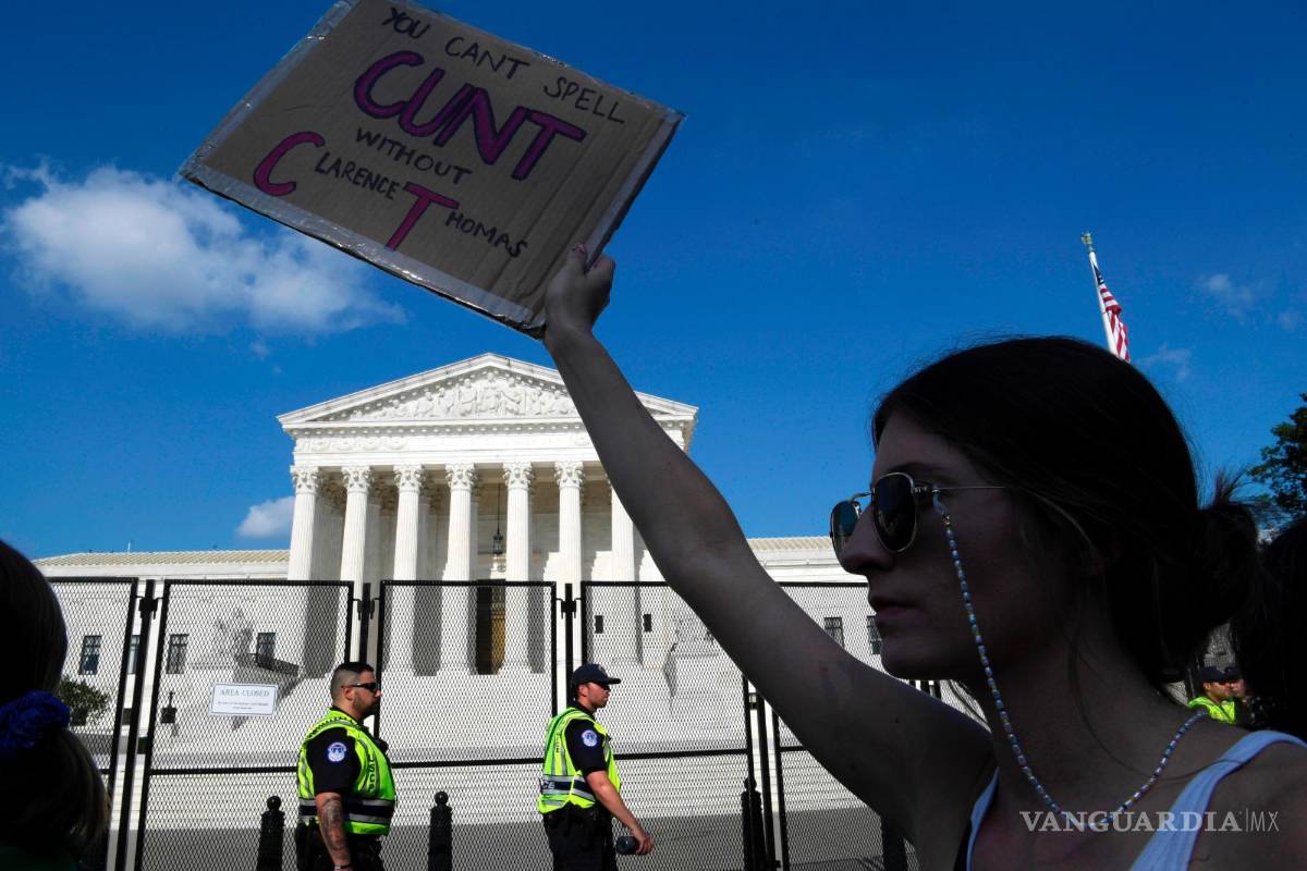 $!Una mujer sostiene una pancarta que dice No puedes deletrear coño sin Clarence Thomas en alusión al juez del Tribunal Supremo en Washington.