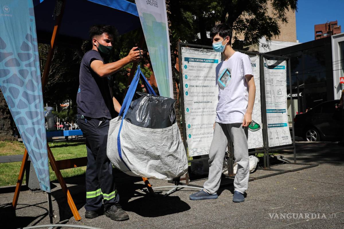 $!Un joven entrega una bolsa con plásticos para reciclar, el 16 de febrero de 2022, en Montevideo, Uruguay.