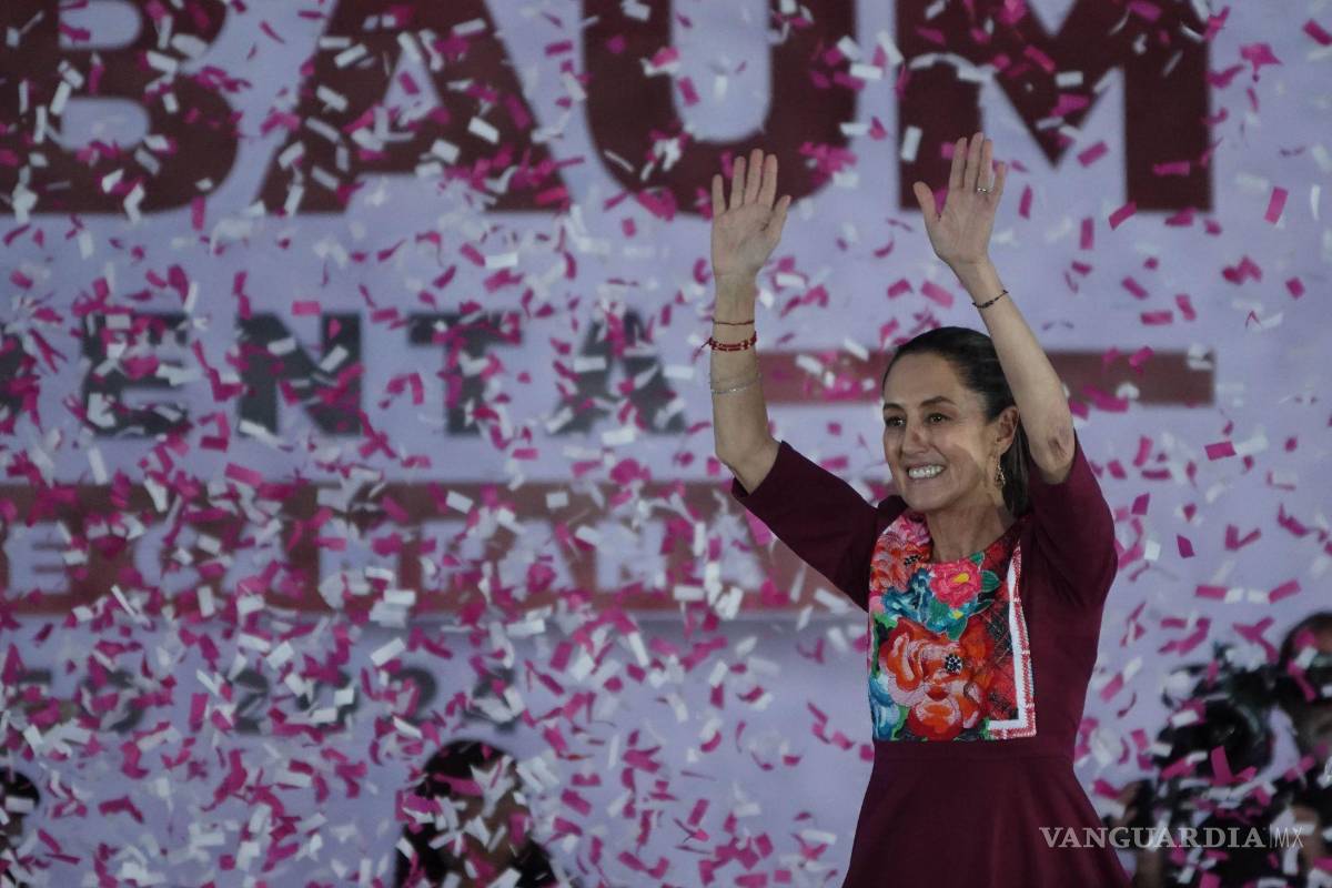 $!Claudia Sheinbaum, candidata a la presidencia de la República por parte de la coalición “Sigamos Haciendo Historia” durante su arranque de campaña en el Zócalo.
