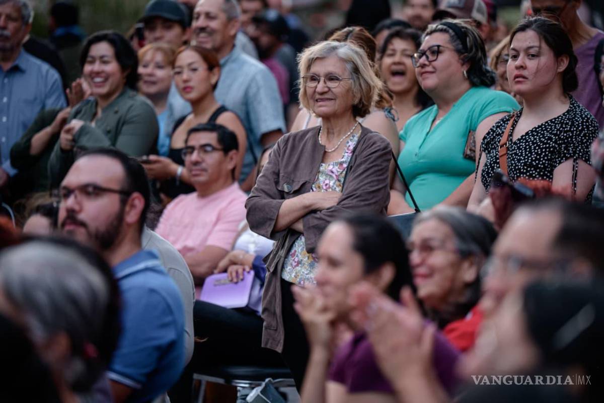 $!El Concierto de Primavera reunió a familias, jóvenes y adultos mayores en Paseo Capital, donde la música en vivo se convirtió en un punto de encuentro para disfrutar del espacio público en el Centro Histórico de Saltillo.