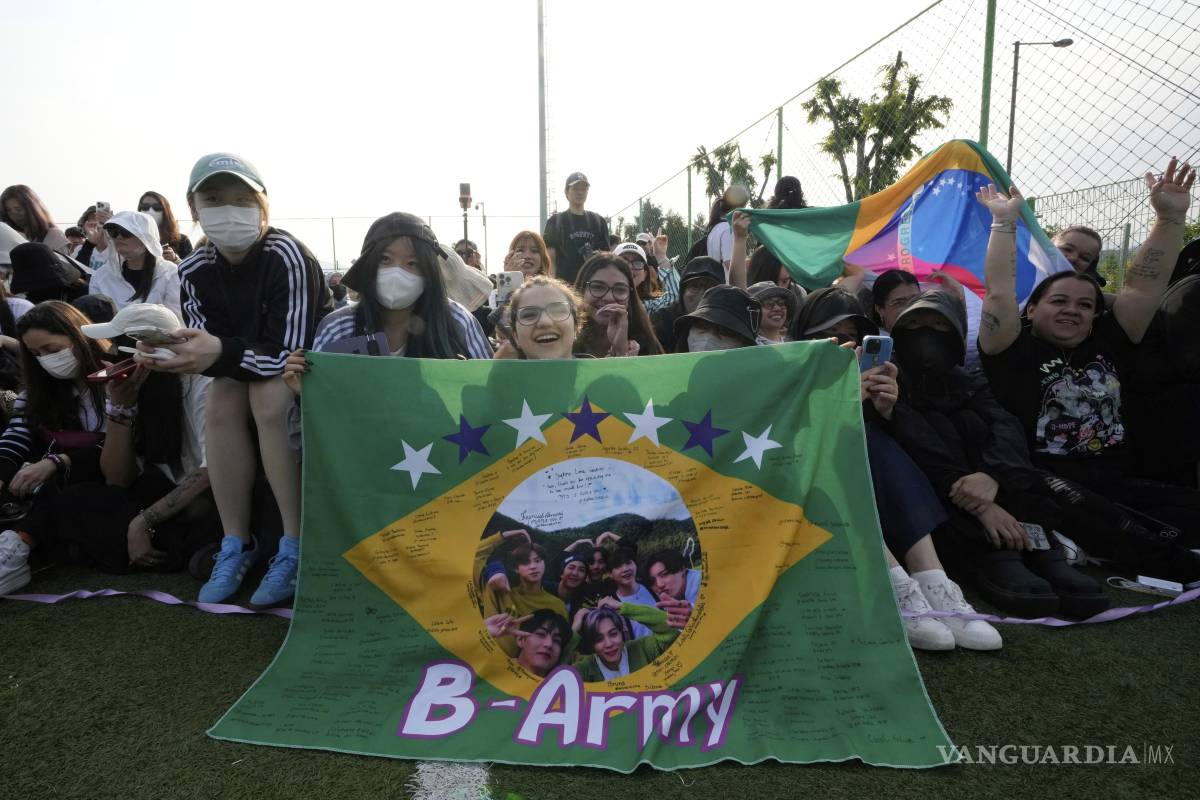 $!Fans esperan la llegada de los miembros de la banda de K-pop BTS, RM y V, antes de que sean dados de baja del servicio militar obligatorio.