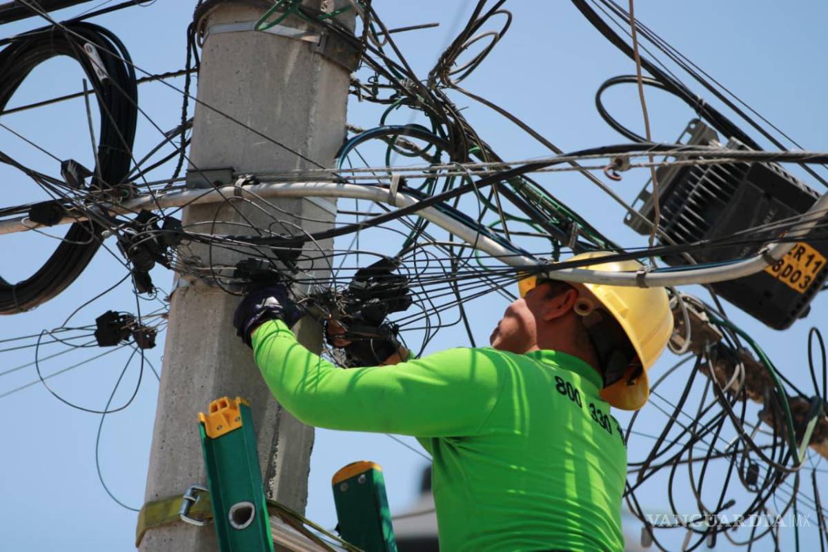 $!Personal realizó el retiro de cableado en desuso sobre la calle Mariano Escobedo, en el Centro Histórico de Saltillo.