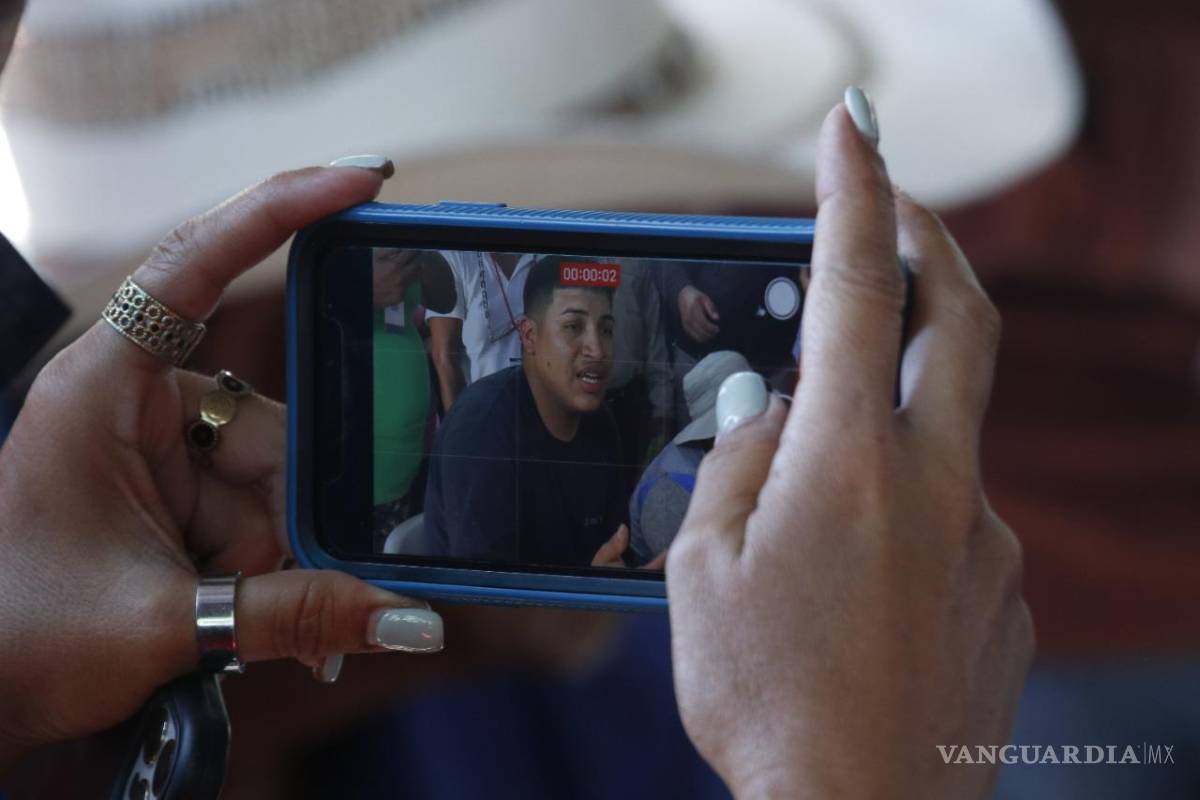 $!Hijo de uno de los mineros atrapado; pide acciones de las autoridades, no solo fotografías.