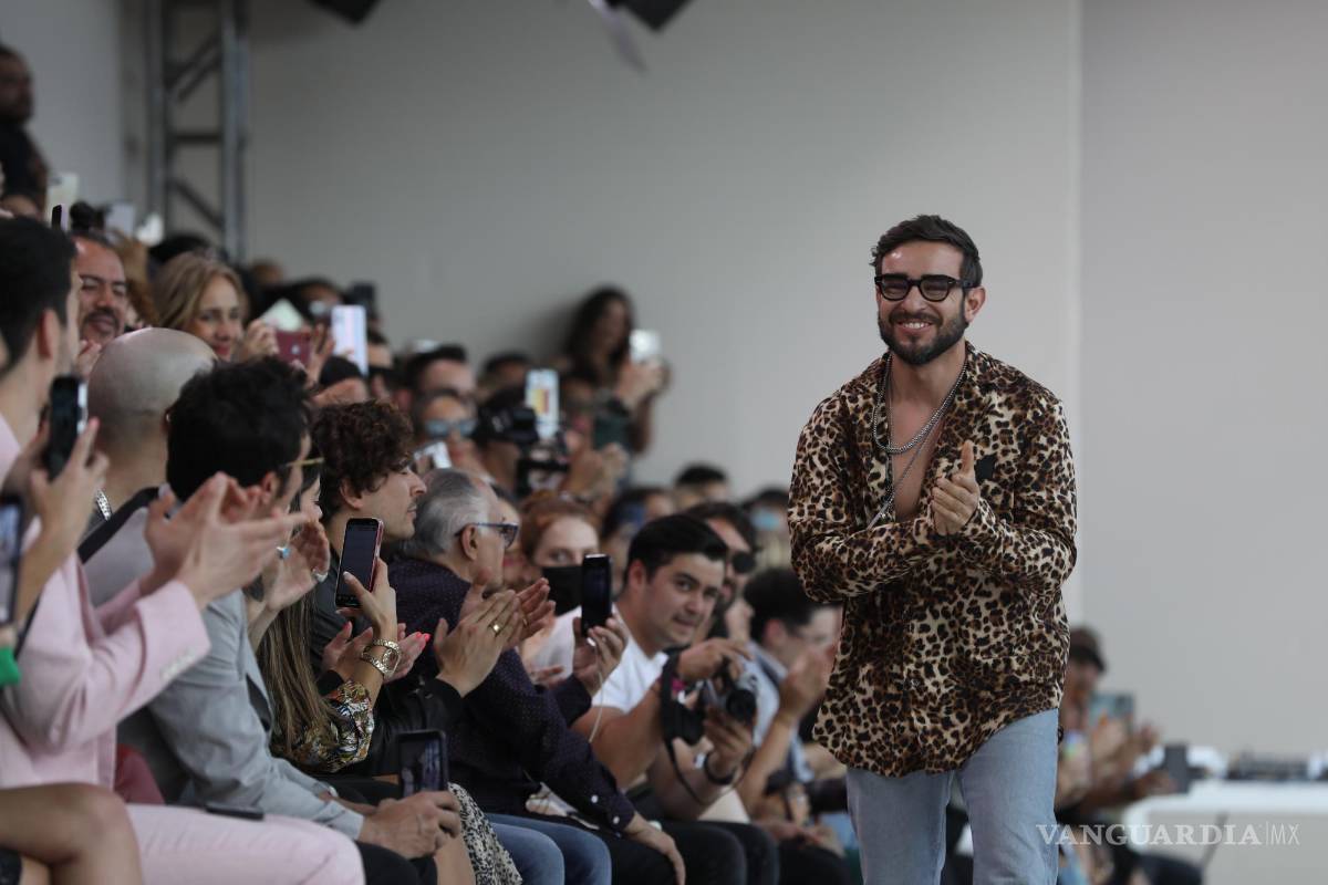 $!El diseñador mexicano Anuar Layon camina en la pasarela durante el tercer día de actividades del Mercedes-Benz Fashion Week, en Ciudad de México.