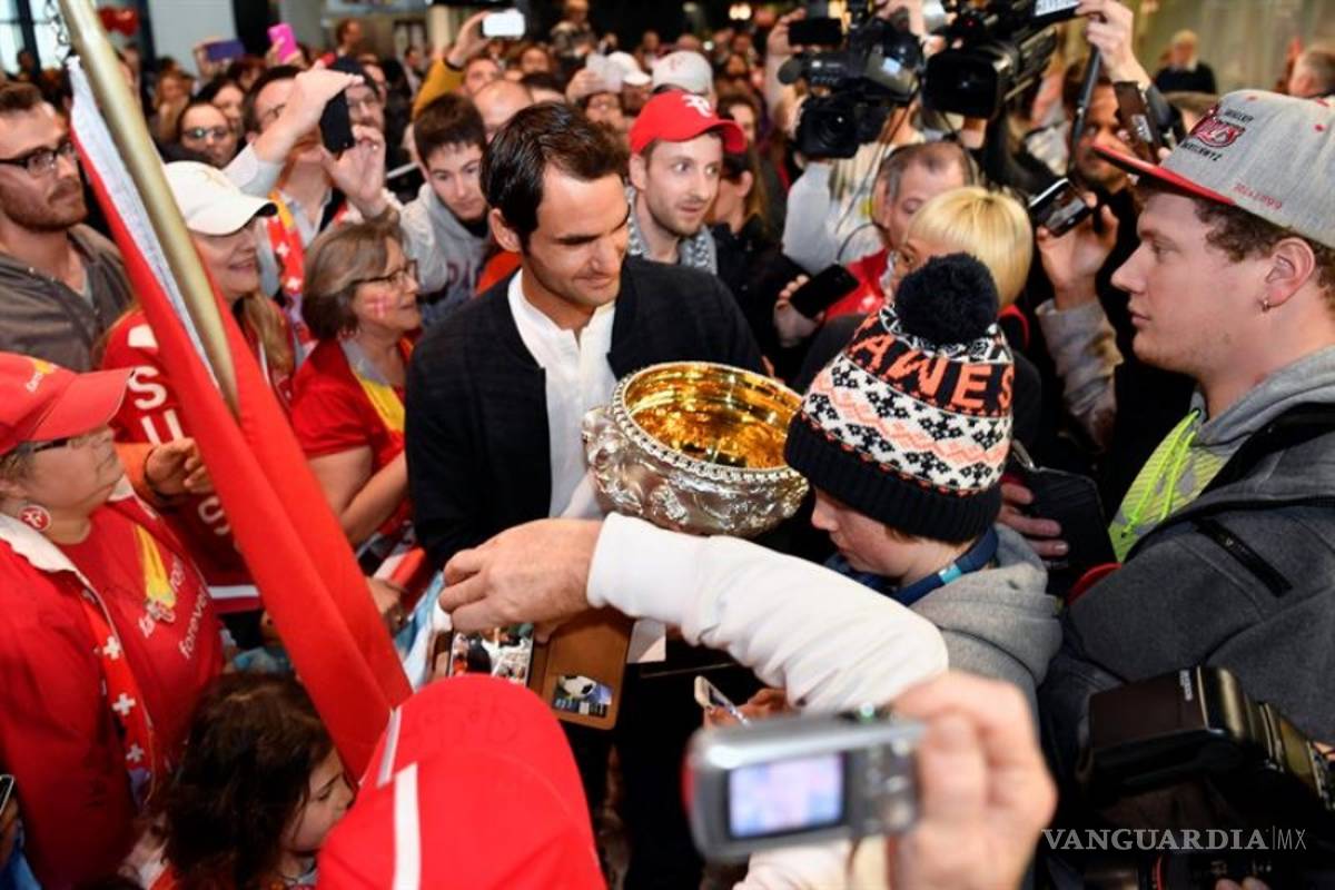 Cientos de fans reciben en Zúrich al campeón Federer