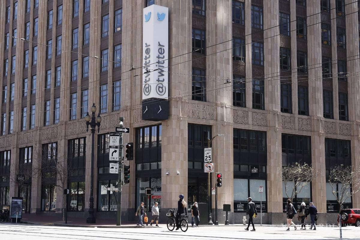 $!Logotipo de Twitter fuera de su sede corporativa en San Francisco, California.