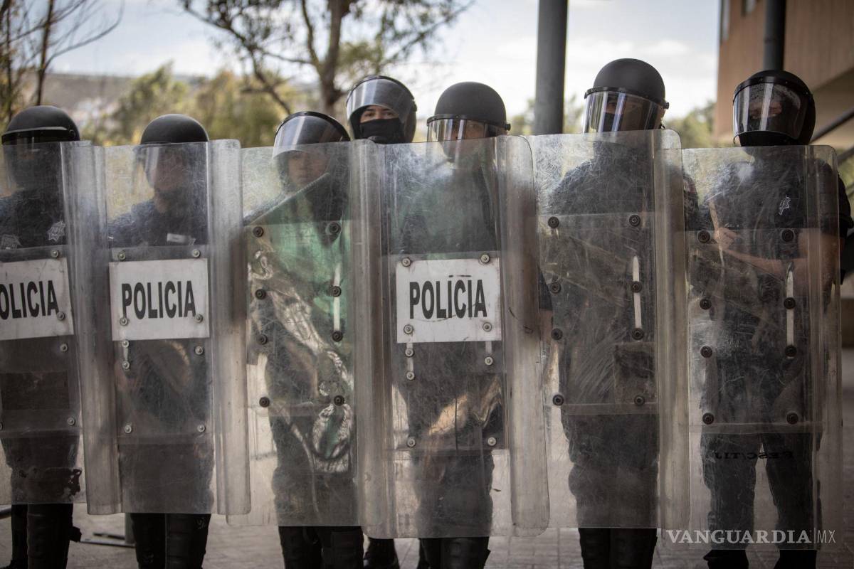 Elementos antimotines golpean a indígenas en carretera federal de Tabasco