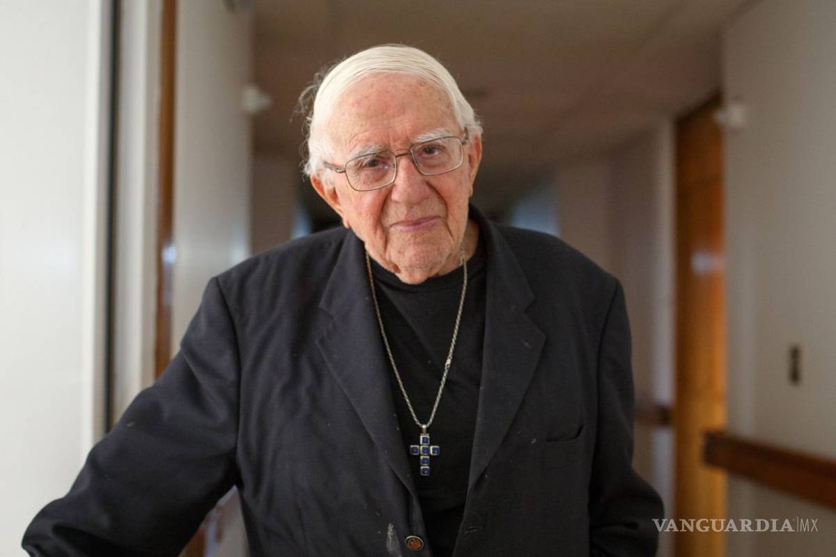 Saluda el papa Francisco en Chile al obispo más viejo del mundo