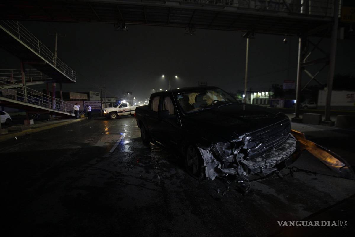 Lluvia en Saltillo deja tres accidentes: dos choques y una aparatosa volcadura