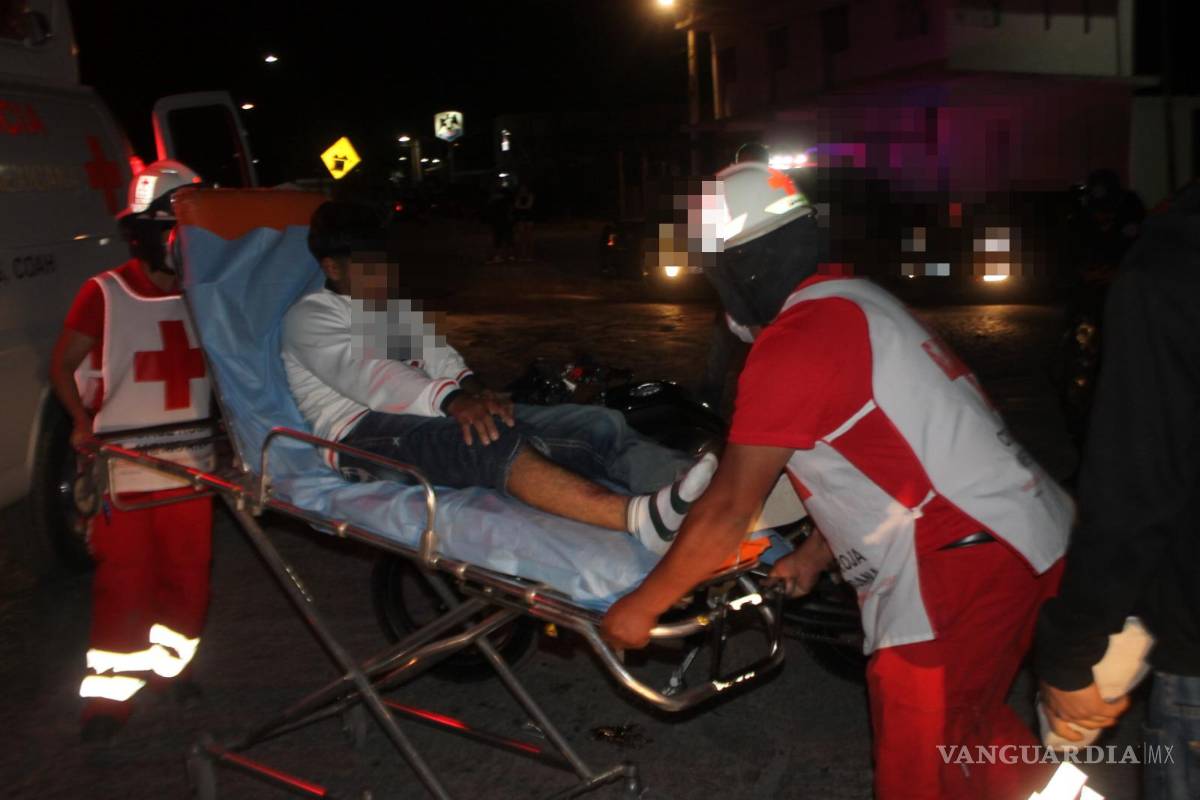 $!Paramédicos de la Cruz Roja atendieron al menor lesionado tras el choque en la carretera Parras-General Cepeda.