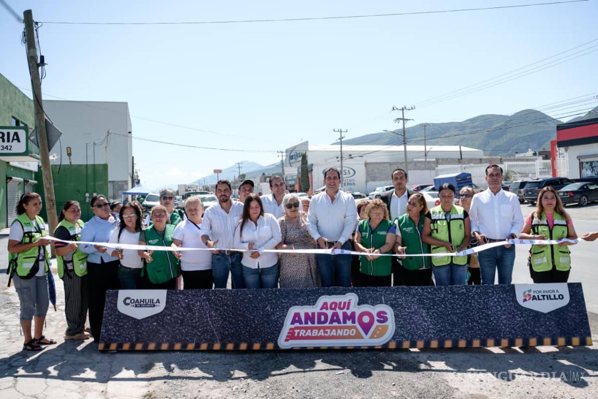 $!Javier Díaz González encabezó la entrega de la obra acompañado por vecinos del sector y anunció nuevas acciones para mejorar la movilidad en la zona.
