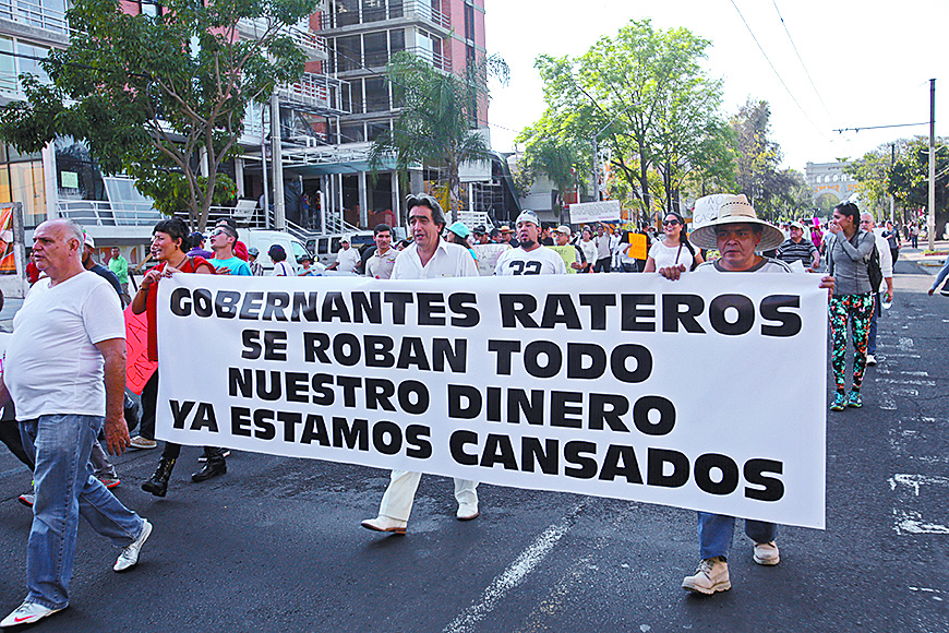 Protestas, desastre y bloqueos es el resultado del alza a la gasolina