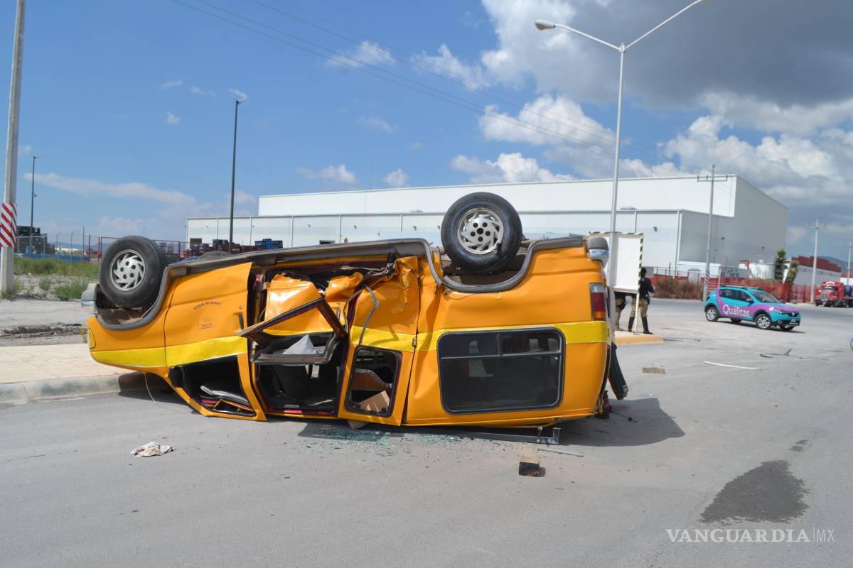 Impacta y voltea un transporte escolar