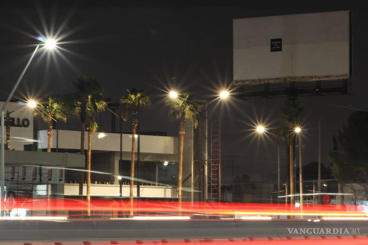 $!Aprovechan asueto para montar espectaculares en Saltillo