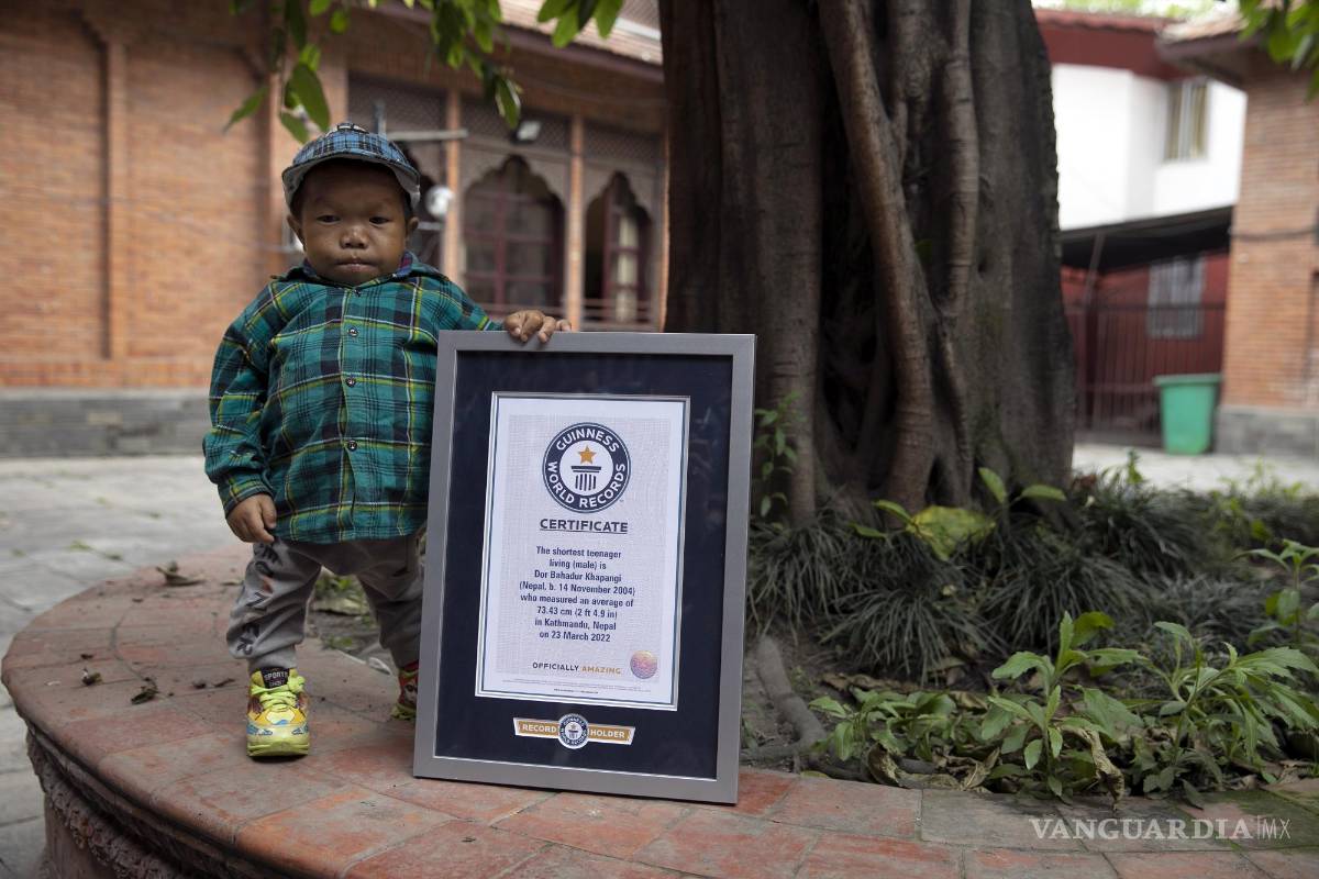 $!Guinness World Records reconoció a Dor Bahadur Khapangi, de 73.43 centímetros de altura, como la persona más baja del mundo.