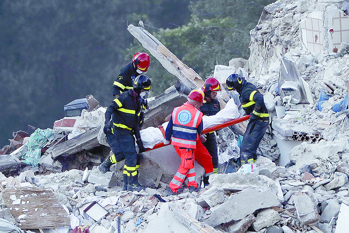 Hecatombe en Italia; al menos 250 muertos y 368 heridos