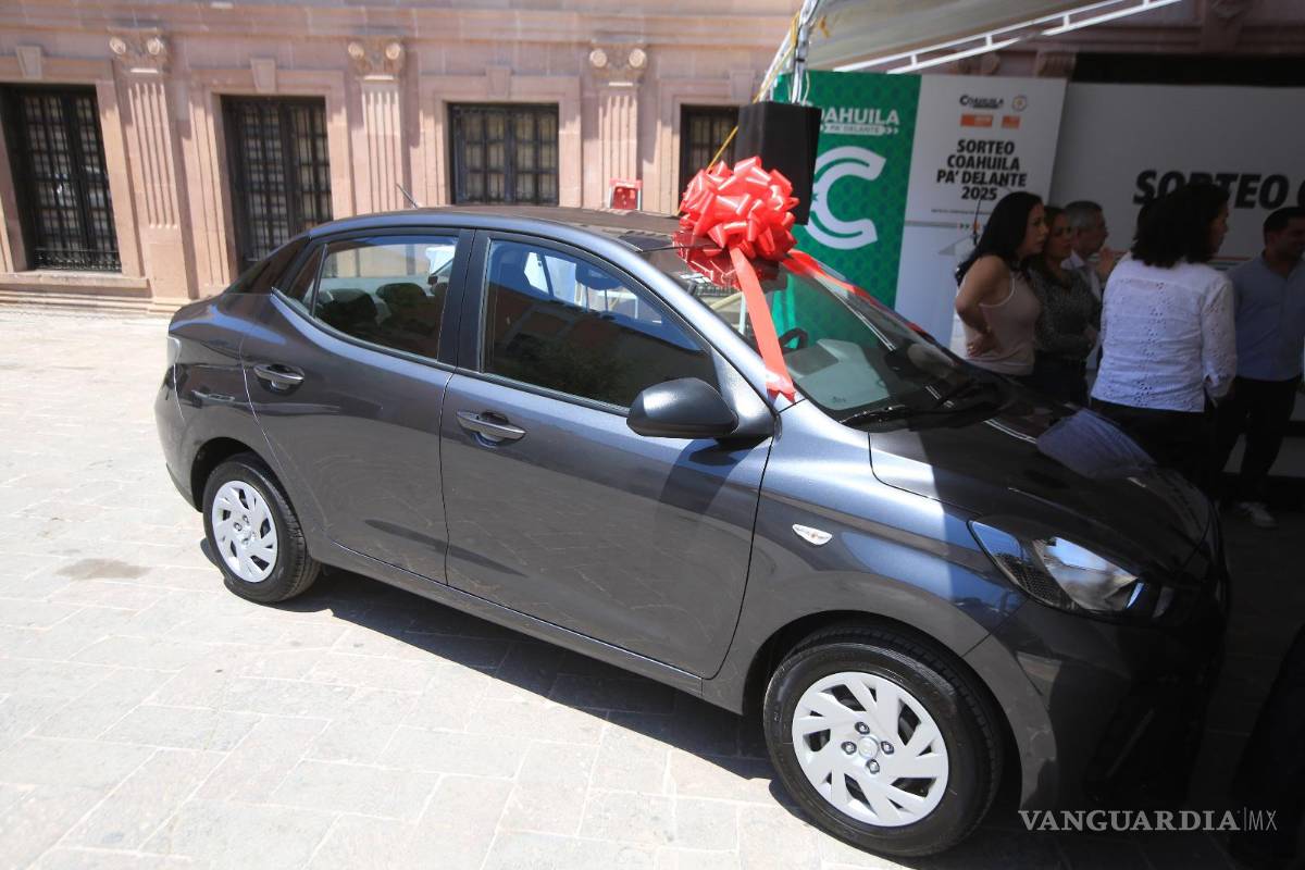 $!Ganadores de un vehículo Hyundai Grand i10 GL en la región Norte fueron Juan Ernesto Morúa, de Piedras Negras; Héctor René Abraham Garza, de Piedras Negras, y Mario Alberto García Vázquez, de Allende.