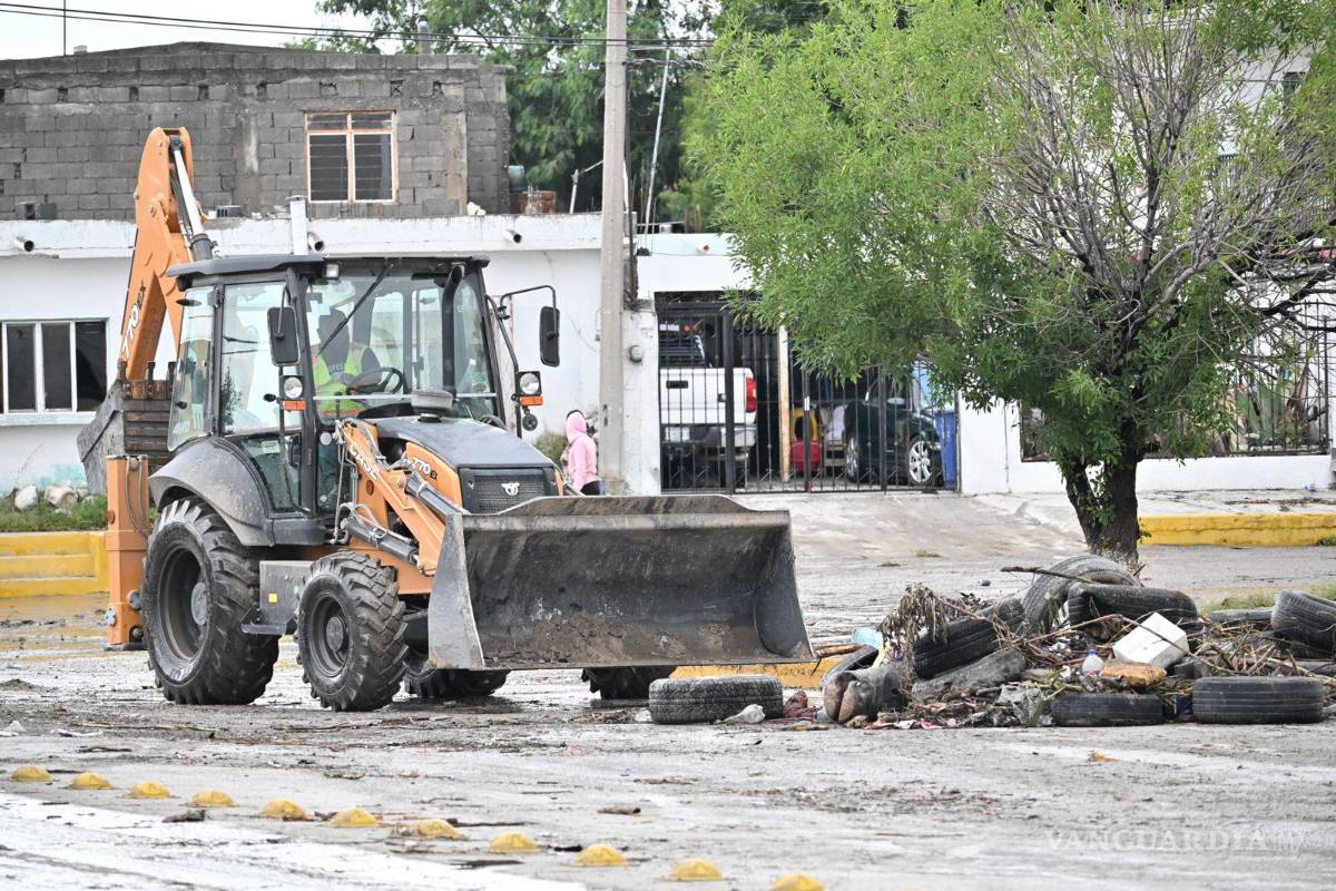 $!Protección Civil, Seguridad Pública, Servicios Primarios y personal del Ejército Mexicano trabajaron de manera coordinada para salvaguardar la integridad de la población ante el incremento de los escurrimientos.