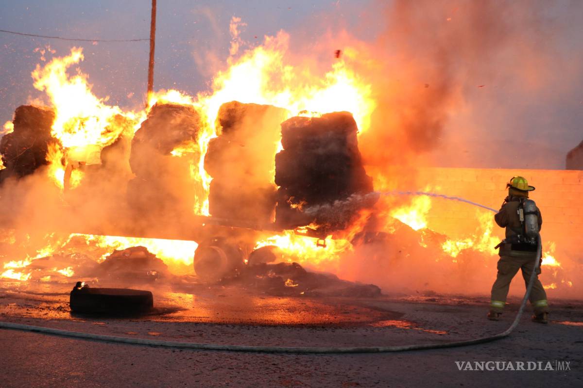 Arden toneladas de cartón en plataforma de tráiler; conductor se da a la fuga en Saltillo (Video)