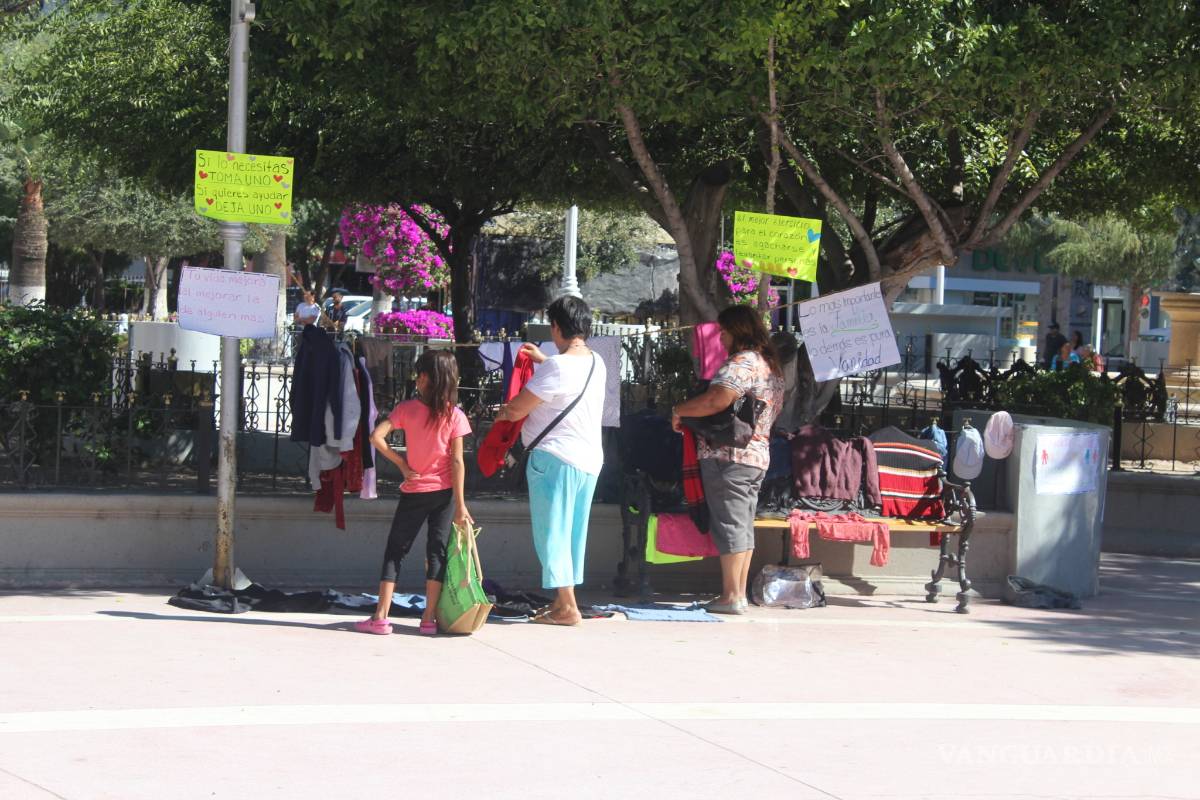 $!“Si lo necesitas, toma uno”, estudiantes de Torreón dejan prendas y comida para los más necesitados