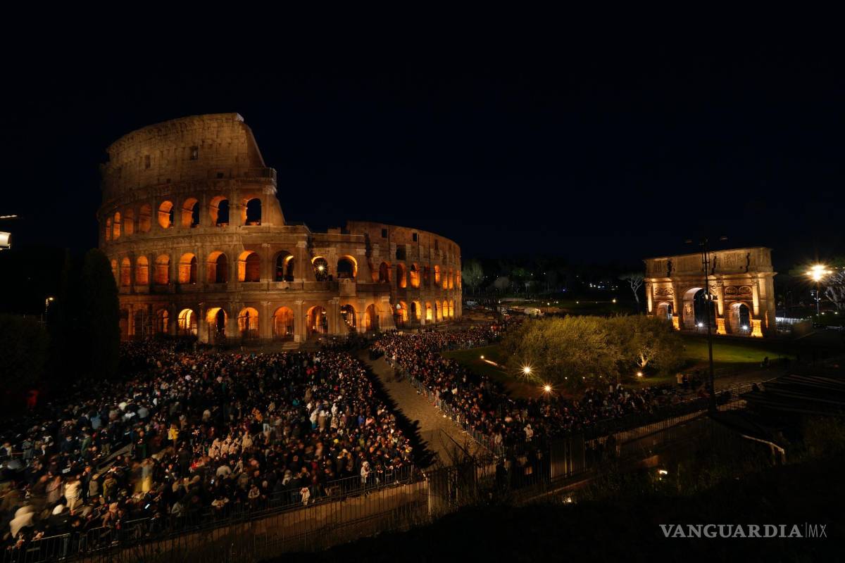$!Centenares de personas se reúnen alrededor del Coliseo para asistir a la procesión con antorchas del Vía Crucis (Camino de la Cruz) del Viernes Santo, en Roma, el viernes 7 de abril de 2023. (AP Foto/Alessandra Tarantino)