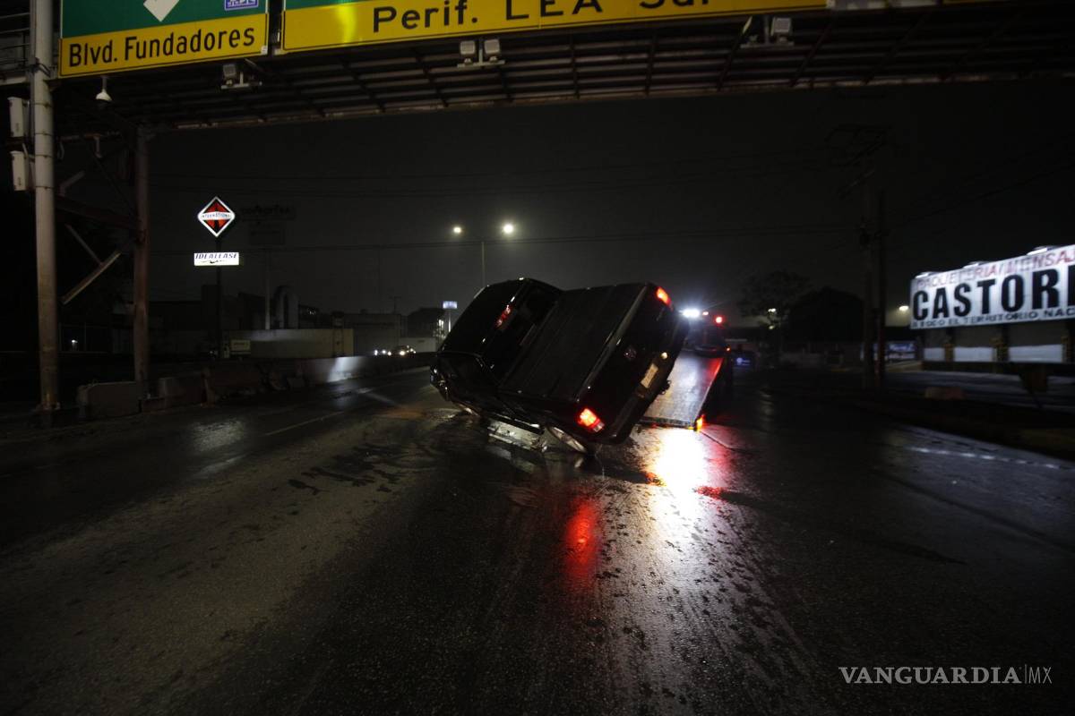 Lluvia en Saltillo deja tres accidentes: dos choques y una aparatosa volcadura